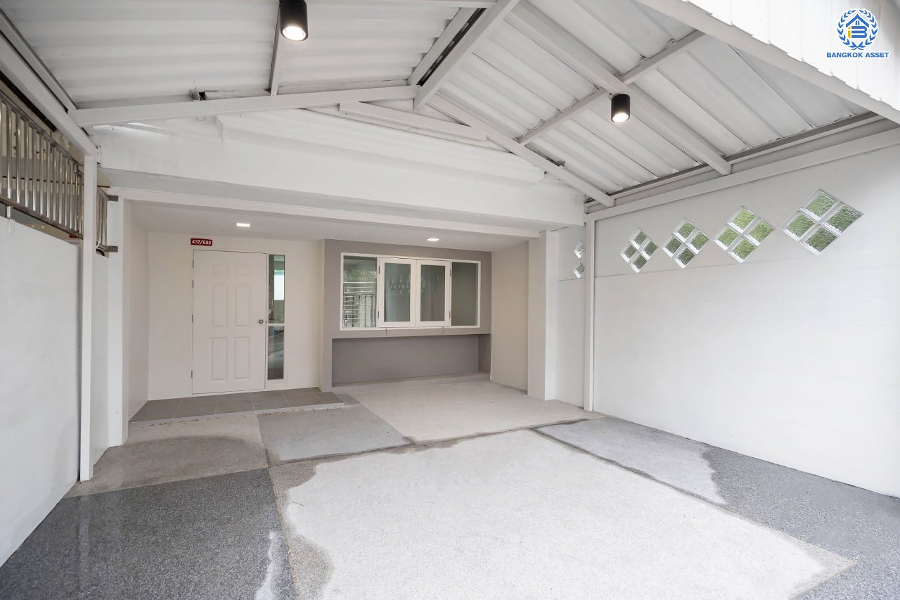 บ้านมือสองตกแต่งใหม่ โครงการ บ้านแก้ววิลล่า จรัญสนิทวงศ์ หลังมุม ทาวน์เฮ้าส์ 3 ชั้น เนื้อที่ 22.9 ตร.ว. ฟังก์ชัน 3 ห้องนอน 4 ห้องน้ำ จอดรถได้ 2 คัน บนทำเลศักยภาพ เชื่อมต่อหลายเส้นทาง ใกล้รถไฟฟ้าสายสีน้ำเงิน "สถานีไฟฉาย"